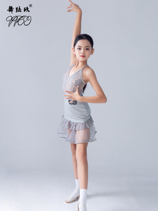 2023新款少儿拉丁舞练功服夏季女儿童吊带表演服分体灰色蕾丝裙子