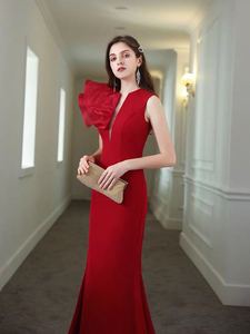 宴会晚礼服裙女2023新款红色挂脖长款气质鱼尾修身主持人高端大气