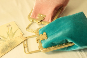 丝绒是永恒的经典~ 复古金丝绒手提口金包  裸粉 蓝绿 两色