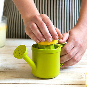 洒水壶榨汁机l 创意洒水壶柠檬榨汁机小型便携手动挤压壶嘴可倒汁