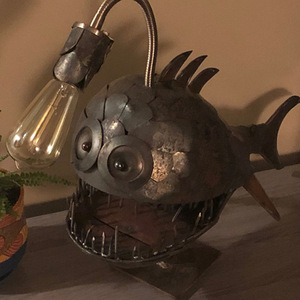 跨境独立站新品Angler Fish Lamp琵琶鱼台灯金属钓鱼摆件USB接口