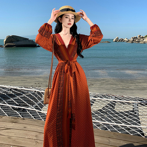 云南旅游穿搭女装泰国复古民族风一片式连衣裙长袖海边度假裹身裙