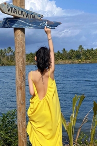 海边拍照超仙黄色吊带连衣裙云南三亚旅行穿搭长裙度假露背仙女裙