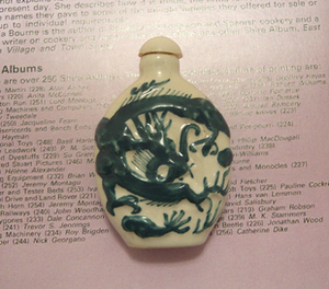 中国西昌瓷瓶带勺鼻烟壶 原装中药味老鼻烟粉  白底绿龙凸纹