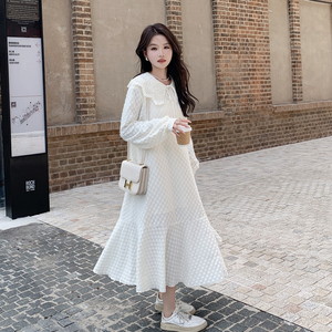白色镂空娃娃领连衣裙春秋女2023新款设计感时尚减龄肌理花边长裙