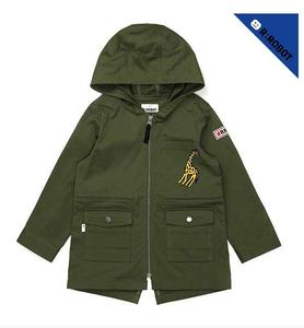 秒  韩国男童军绿色高质感长颈鹿中长款风衣外套