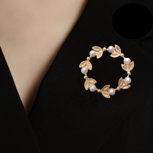 欧美流行时尚珍珠花朵胸针 合金跨境胸针 胸花别针 女士