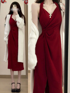 法式复古红色挂脖吊带连衣裙子女春季2024年新款高级感御姐风长裙