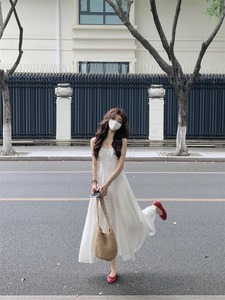 kumikumi温柔风白色蕾丝边吊带裙女夏季气质修身A字裙大摆连衣裙
