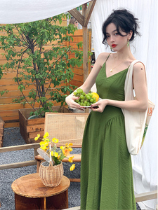 大码女装高级感绿色吊带连衣裙夏季胖mm法式气质收腰性感露背长裙