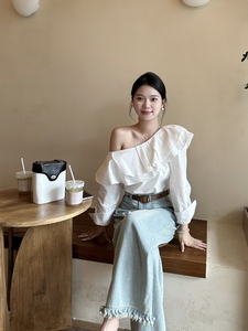 Suki  韩版法式小心机斜肩长袖白色衬衫女春秋穿搭设计感小众上衣