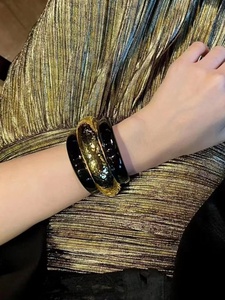 欧美黑金手镯合金高级感优雅手环时髦螺纹珐琅釉开口褶皱重工手饰