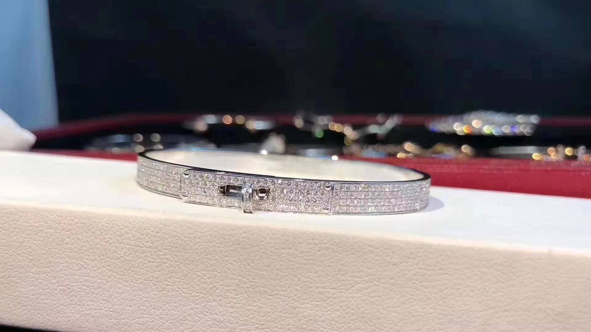 伟德国际巩义市人民法院关于18k金钻石吊坠(2990）（第一次拍卖）的公告