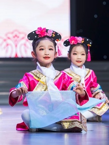 有一个姑娘演出服六一儿童节的衣服表演服装古装舞蹈格格清朝满族