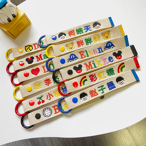 原创幼儿园彩色字母定制卡通飘带挂件织带刺绣宝宝姓名定制包钥匙