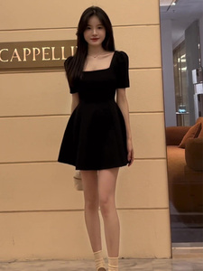 法式方领连衣裙子夏季女2024新款赫本风小个子气质收腰显瘦小黑裙