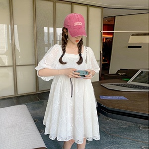 白色蕾丝绣花连衣裙女夏季2024绑带设计镂空方领甜美减龄娃娃裙子