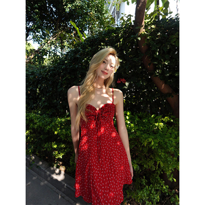 法式红色吊带连衣裙女装夏季海边气质性感辣妹收腰显瘦碎花短裙子