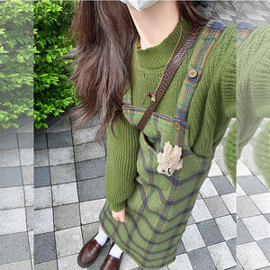 墨绿色韩版格子背带连衣裙两件套秋冬新款针织衫设计感温柔风套装