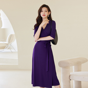 别致漂亮紫色高档连衣裙裹裙2023秋季简约高级感一片式裹身裙女