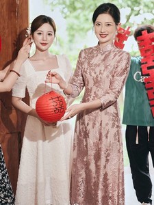 中式旗袍裙妈妈婚宴礼服粉色优雅高级感气质年轻款丈母娘婚礼服饰