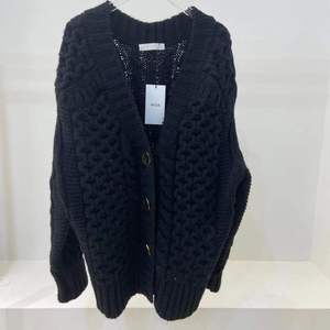 WIDA韩国代购开衫毛衣，黑色金属扣，粗线编织，可休闲可正式