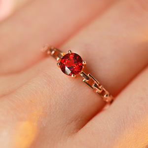 天然鸽血红石榴石戒指镶嵌5mm精致小众镀玫瑰金锁链戒