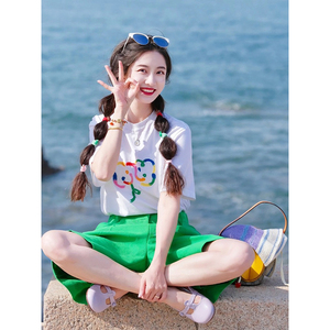 夏日文艺小清新女装搭配花朵T恤印花设计感网红高腰显瘦短裤直筒