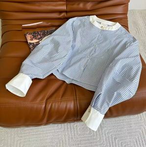 2024早春新款时尚袖子是拼接式的立体灯笼袖设计蓝白条纹短款衬衫