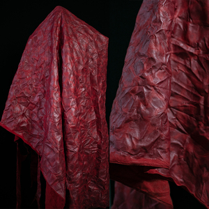 深红色特殊皮革褶皱压褶布料扭捏揉纹色渐变肌理创意欧美服装面料