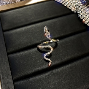 2022新款蛇形满钻石戒指女小众设计感致色蛇头指环高级潮