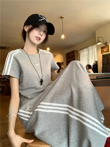 圆圆家~大码女装2024韩版运动休闲时尚三条杠短袖T恤半身裙套装。