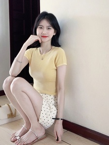 柠檬黄色冰丝薄款针织短袖正肩t恤女夏韩系修身甜辣短款别致上衣
