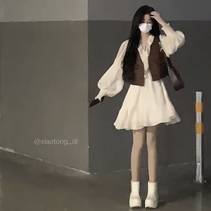 两件套装复古棕色马甲夹克+韩版时尚v领系带木耳边连衣裙子女学生