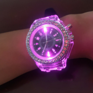外贸爆款日内瓦发光手表时尚七彩LED闪光灯表硅胶镶钻情侣表