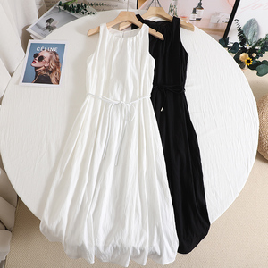 麦の高级感小白裙2024夏季新款简约无袖腰带收腰中长款天丝连衣裙
