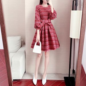 2024秋装新款时尚红色流行裙子设计感轻奢气质名媛灯笼袖连衣裙女