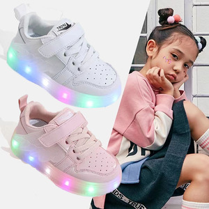儿童亮灯鞋女童运动鞋2022秋季闪光男童矮帮板鞋儿童上学小白鞋