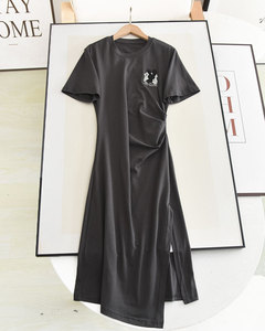 鸟+の2024夏时尚圆领设计感褶皱收腰显瘦不规则侧开叉气质连衣裙
