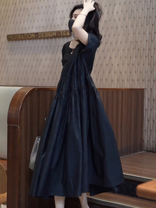 赫本风高级感黑色气质连衣裙时尚新款大码宽松遮肉夏季短袖小黑裙