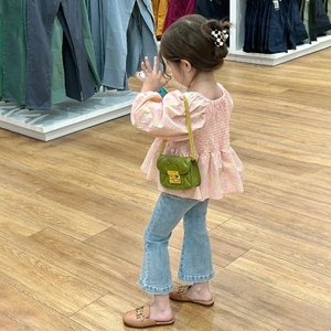 2023韩版女童春秋时髦洋气套装儿童泡泡袖碎花衬衫牛仔喇叭裤子。