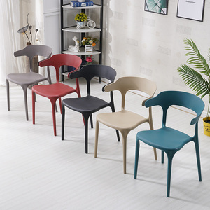 塑料椅子家用现代简约餐椅靠背椅咖啡厅奶茶店主题餐厅桌椅牛角椅