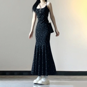茶歇法式黑色波点吊带连衣裙子女夏季2024新款小个子气质鱼尾长裙