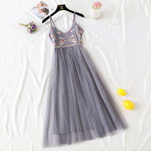 很仙的法国小众新款连衣裙2021吊带夏天流行超仙森系绣花网纱裙子