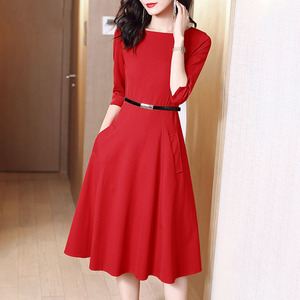 红色连衣裙女春秋高级感2024年新款收腰显瘦气质修身一字领小黑裙