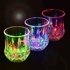 发光水杯七彩杯创意魔术闪光杯遇水倒水感应就会亮的变色神奇杯子