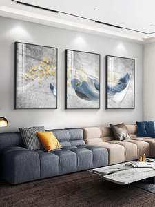 北欧风客厅装饰画羽毛抽象三联挂画放在沙发后面的空白墙遮挡壁画