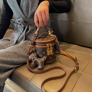 香港品牌包包女士2024新款时尚手提单肩包真皮斜跨圆筒水桶包小包