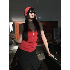美式复古红色连帽无袖冰丝针织背心女夏天设计感修身显瘦时髦上衣