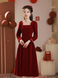 新娘酒红色敬酒服平时可穿2023新款小个子回门丝绒冬季订婚连衣裙